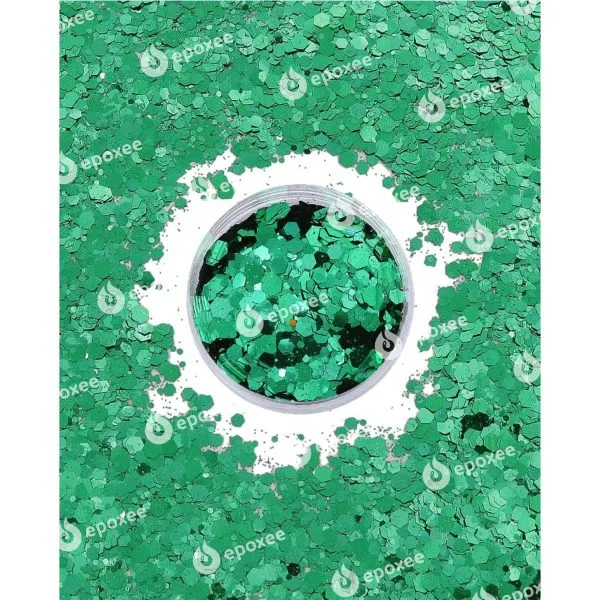 A Glitter tökéletes választás azoknak, akik szeretnek bátran kísérletezni a színekkel és megtörni az egyhangúságot. Az apró, holografikus glitter szemcsék ragyogást és különleges mélységet adnak a kész öntvényeknek, miközben kiemelik az alapszínt. Ideális monogramos díszekhez, ékszerekhez vagy akár dekorációs elemekhez. Termék tulajdonságai: Több árnyalatú, holografikus hatszögű glitterek Méret: 0,5–1–2–3 mm átmérőjű szemcsék Kiszerelés: 5 g glitter átlátszó, csavaros kupakú tégelyben Felhasználás: Epoxy öntvények díszítéséhez