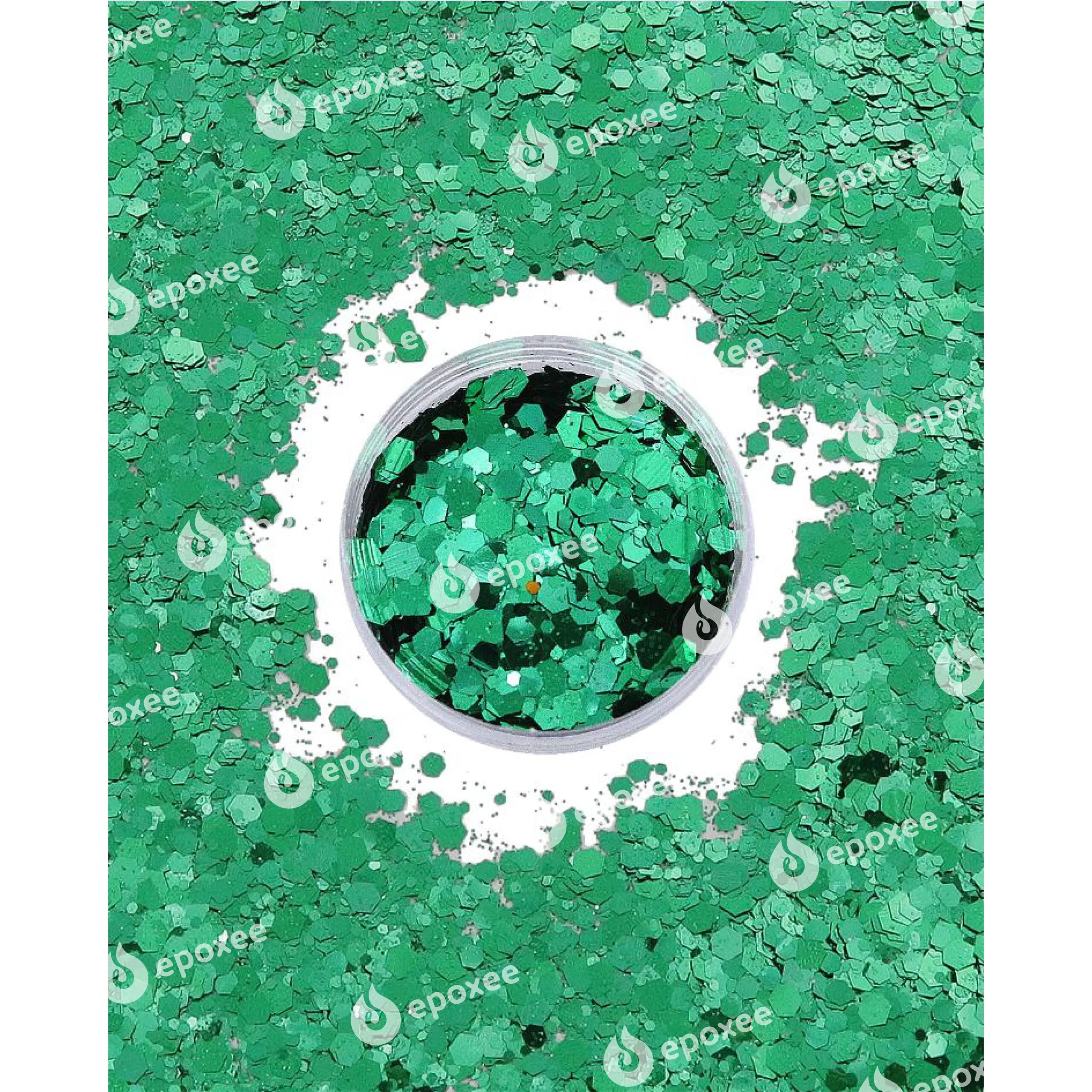 A Glitter tökéletes választás azoknak, akik szeretnek bátran kísérletezni a színekkel és megtörni az egyhangúságot. Az apró, holografikus glitter szemcsék ragyogást és különleges mélységet adnak a kész öntvényeknek, miközben kiemelik az alapszínt. Ideális monogramos díszekhez, ékszerekhez vagy akár dekorációs elemekhez. Termék tulajdonságai: Több árnyalatú, holografikus hatszögű glitterek Méret: 0,5–1–2–3 mm átmérőjű szemcsék Kiszerelés: 5 g glitter átlátszó, csavaros kupakú tégelyben Felhasználás: Epoxy öntvények díszítéséhez